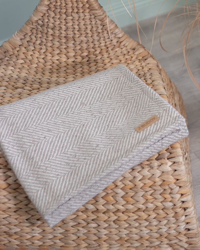 BUDDY. nachhaltige Hundedecke - aus Wolle - Fischgrad - Beige - 140 x 200 cm bei BUDDY. Hundezubehör online kaufen BUDDY. nachhaltige Hundedecke - aus Wolle - Fischgrad - Beige - 140 x 200 cm bei BUDDY. Hundezubehör online kaufen