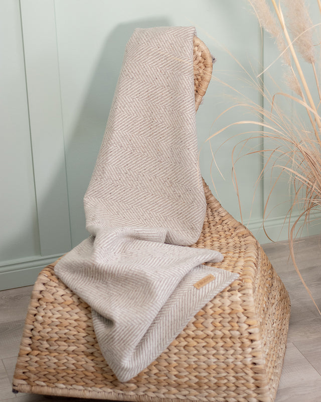 BUDDY. nachhaltige Hundedecke - aus Wolle - Fischgrad - Beige - bei BUDDY. Hundezubehör online kaufen BUDDY. nachhaltige Hundedecke - aus Wolle - Fischgrad - Beige - bei BUDDY. Hundezubehör online kaufen