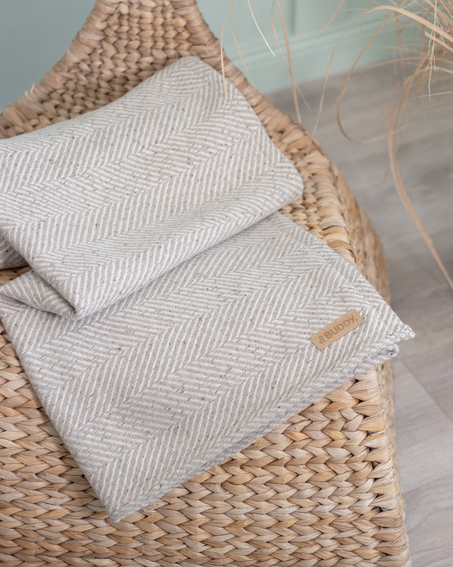 BUDDY. nachhaltige Hundedecke - aus Wolle - Fischgrad - Beige - bei BUDDY. Hundezubehör online kaufen BUDDY. nachhaltige Hundedecke - aus Wolle - Fischgrad - Beige - bei BUDDY. Hundezubehör online kaufen