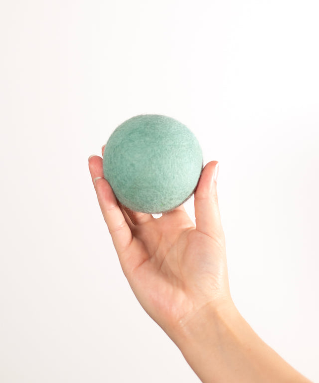 BUDDY. Hundespielzeug aus Schafwolle "Ball" - Mint - 7.5 cm bei BUDDY. Hundezubehör online kaufen BUDDY. Hundespielzeug aus Schafwolle "Ball" - Mint - 7.5 cm bei BUDDY. Hundezubehör online kaufen