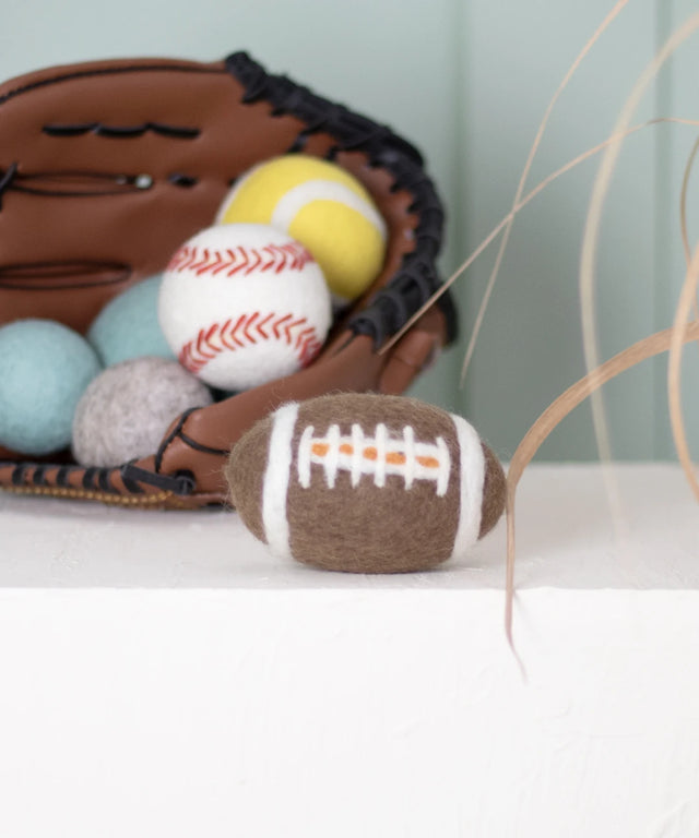 BUDDY. Hundespielzeug aus Schafwolle "Football" - bei BUDDY. Hundezubehör online kaufen BUDDY. Hundespielzeug aus Schafwolle "Football" - bei BUDDY. Hundezubehör online kaufen
