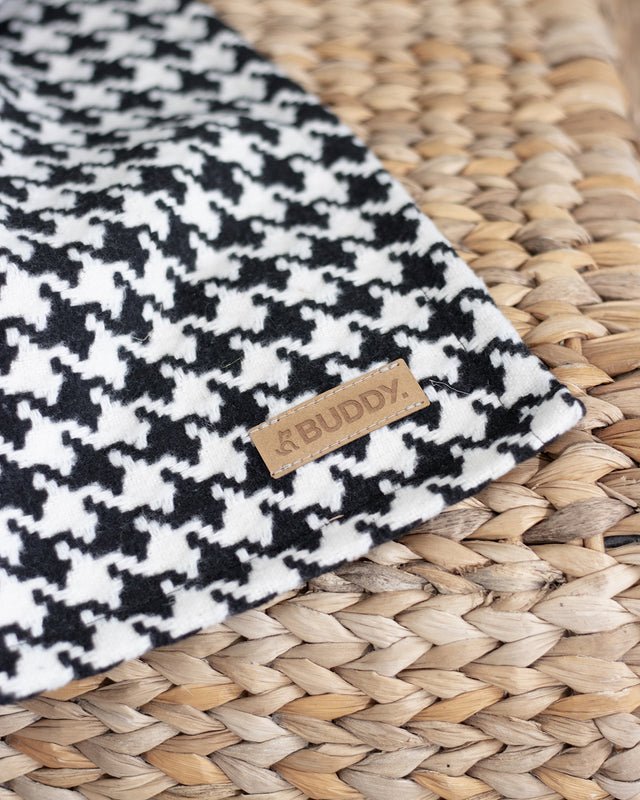 BUDDY. nachhaltige Hundedecke - aus Wolle - Schwarz/Weiss - bei BUDDY. Hundezubehör online kaufen BUDDY. nachhaltige Hundedecke - aus Wolle - Schwarz/Weiss - bei BUDDY. Hundezubehör online kaufen