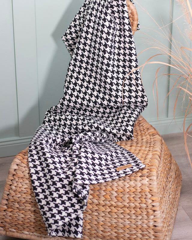 BUDDY. nachhaltige Hundedecke - aus Wolle - Schwarz/Weiss - bei BUDDY. Hundezubehör online kaufen BUDDY. nachhaltige Hundedecke - aus Wolle - Schwarz/Weiss - bei BUDDY. Hundezubehör online kaufen