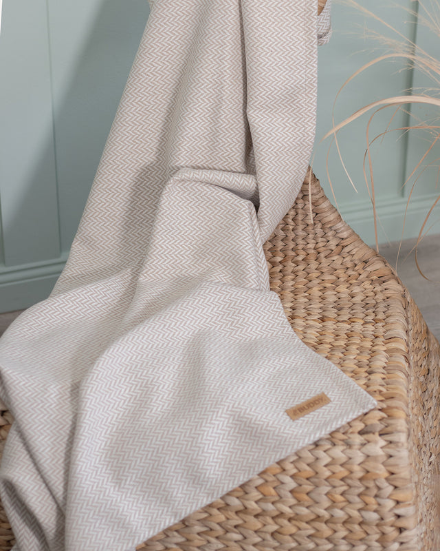 BUDDY. nachhaltige Hundedecke - aus Wolle - ZickZack - Beige - bei BUDDY. Hundezubehör online kaufen BUDDY. nachhaltige Hundedecke - aus Wolle - ZickZack - Beige - bei BUDDY. Hundezubehör online kaufen