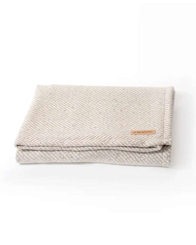 BUDDY. nachhaltige Hundedecke - aus Wolle - Fischgrad - Beige - bei BUDDY. Hundezubehör online kaufen BUDDY. nachhaltige Hundedecke - aus Wolle - Fischgrad - Beige - bei BUDDY. Hundezubehör online kaufen
