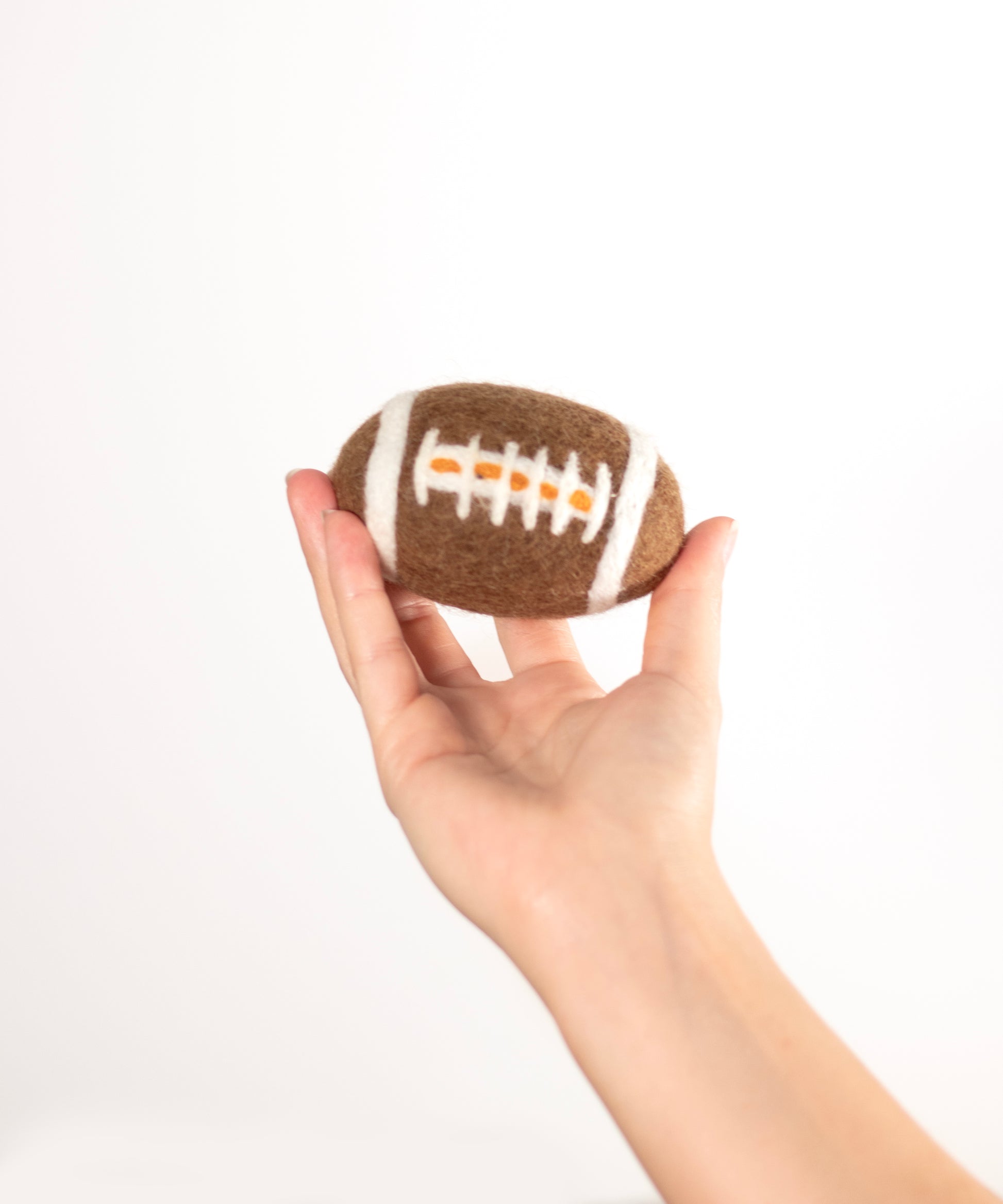 BUDDY. Hundespielzeug aus Schafwolle "Football" - natürliches Hundespielzeug bei BUDDY. Hundezubehör online kaufen