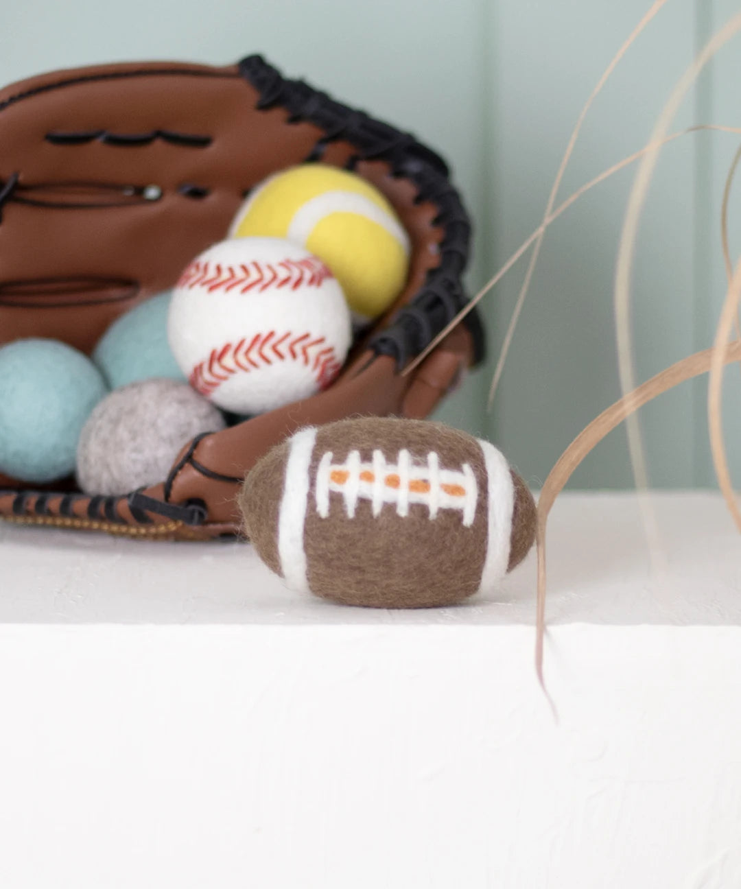 BUDDY. Hundespielzeug aus Schafwolle "Football" - natürliches Hundespielzeug bei BUDDY. Hundezubehör online kaufen